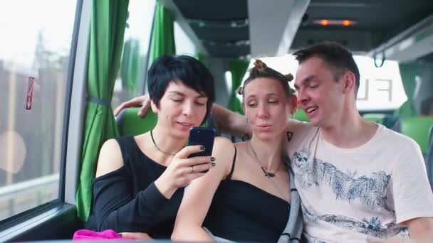 Två tjejer och en kille som åker turistbuss. — Stockvideo