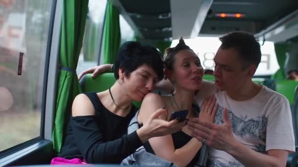 Una pareja de alquiler monta con dos lesbianas en un autobús turístico . — Vídeo de stock