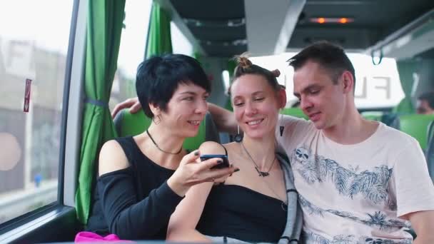Üç eşli aile bir otobüsle seyahat eder.. — Stok video