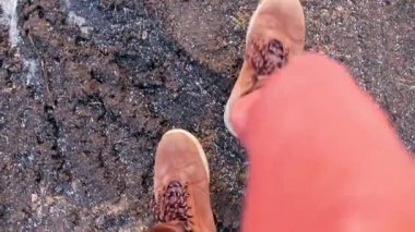 Çizmeli bir turist yolculuk boyunca ince buz üzerinde koşar..