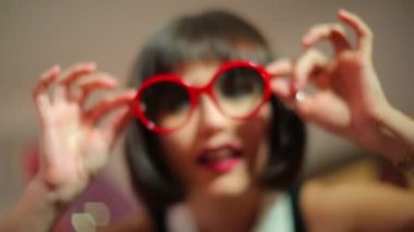 Sapıkça bir partide kırmızı gözlüklü güzel bir kızın portresi..