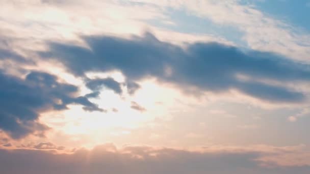 Caducidad del movimiento de las nubes en el cielo . — Vídeos de Stock