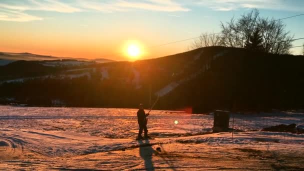 Ski lift in the mountains in winter at sunset. — Stock Video
