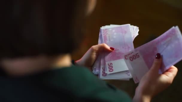 Affärskvinna som räknar sedlar 500 euro. — Stockvideo