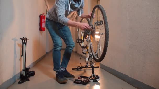 Un meccanico sta riparando una bicicletta in un garage a casa — Video Stock