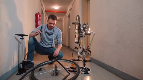 Механик накачивает резину из велосипедного колеса. — стоковое видео
