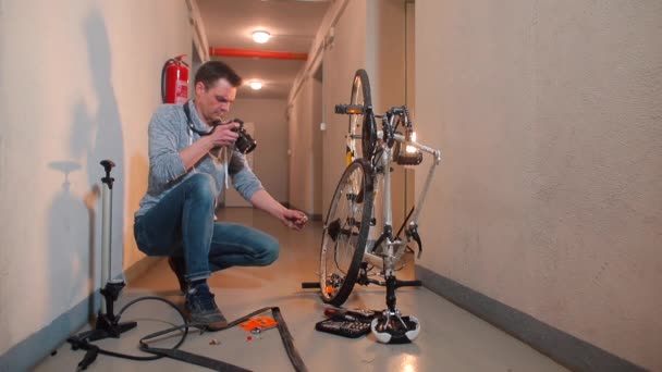 Video blogger hace un tutorial de reparación de bicicletas. — Vídeos de Stock