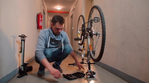 Un ragazzo ispeziona una bicicletta prima della riparazione. — Video Stock