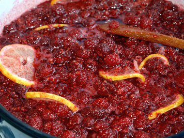 Güzel taze kırmızı ahududu reçeli pişirme