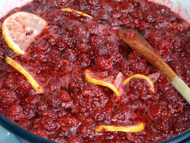 Güzel taze kırmızı ahududu reçeli pişirme