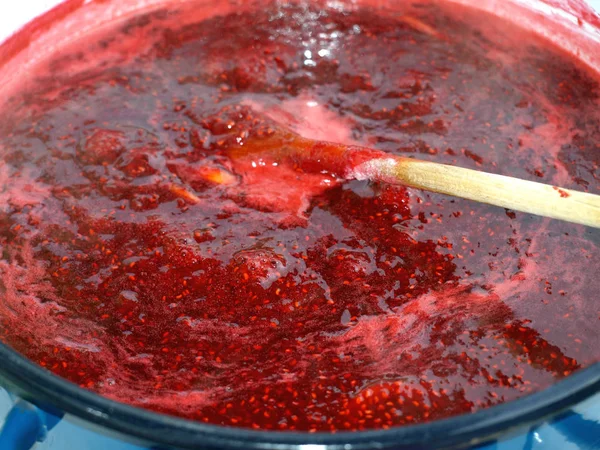 Engarrafamento de cozinha de belas framboesas vermelhas frescas — Fotografia de Stock