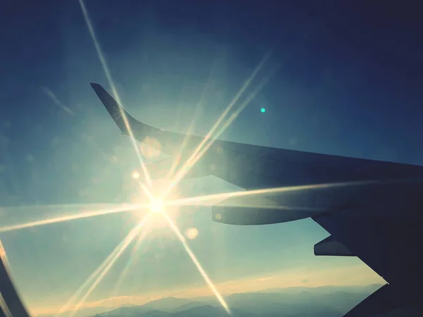 Ταξίδι, πτήση, θέα από το παράθυρο του αεροπλάνου. — Φωτογραφία Αρχείου