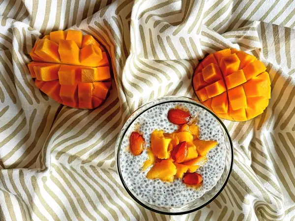 Kahvaltıda mangolu lezzetli chia pudingi.. — Stok fotoğraf