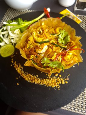 Tayland yemeği Tayland usulü sebzeli erişte ve deniz ürünleri..