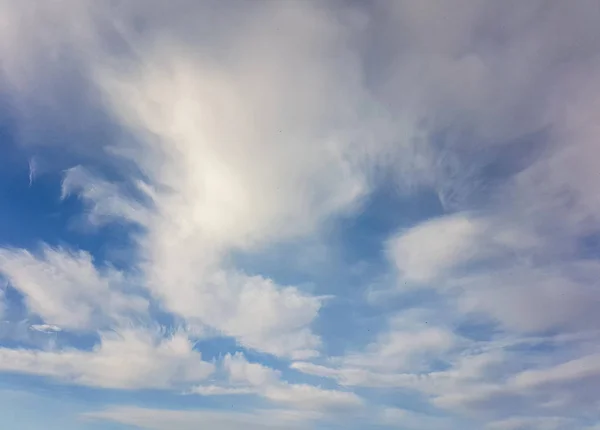 Nubes blancas contra un cielo azul claro. — Foto de Stock