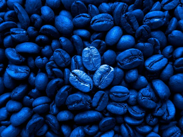 Fragranti chicchi di caffè tostato. Sfondo blu. Tendenza 2020 . — Foto Stock