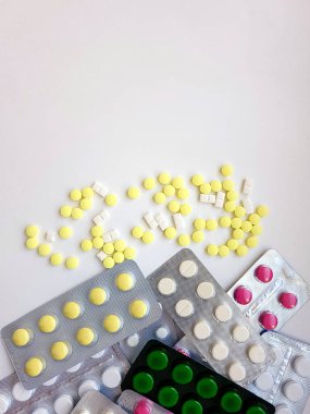 Eczacılık firması. Antibiyotikler, beyaz arka planda çeşitli haplar..