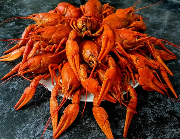 Una gran porción de cangrejo hervido en un plato . — Foto de Stock