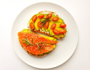 Sağlıklı beslenme. Faydalı Diyet Kadehleri. Avokado, Somon ve Kiraz Domatesli.