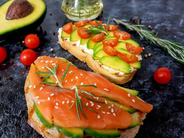 Sağlıklı beslenme. Faydalı Diyet Kadehleri. Avokado, Somon ve Kiraz Domatesli.