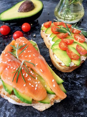 Sağlıklı beslenme. Faydalı Diyet Kadehleri. Avokado, Somon ve Kiraz Domatesli.