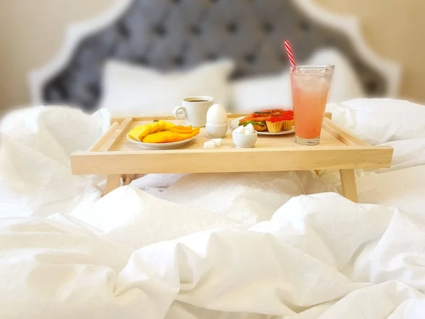 Healthy breakfast in bed for a girl in a cozy bedroom. — 스톡 사진