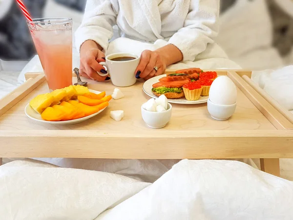 居心地の良いベッドルームで女の子のためのベッドで健康的な朝食. — ストック写真