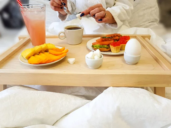 Healthy breakfast in bed for a girl in a cozy bedroom. — 스톡 사진