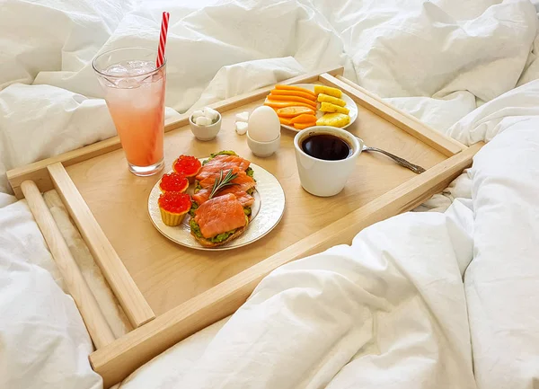 Yatak odasındaki bir kız için yatakta sağlıklı bir kahvaltı.. — Stok fotoğraf