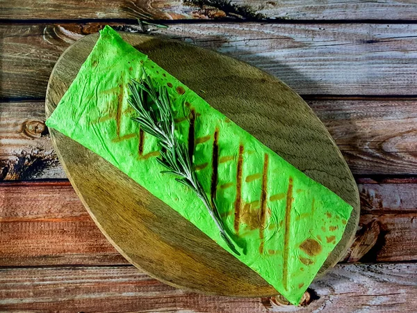 Um lanche. Rolo de tortilla com legumes e carne. Shawarma. . — Fotografia de Stock