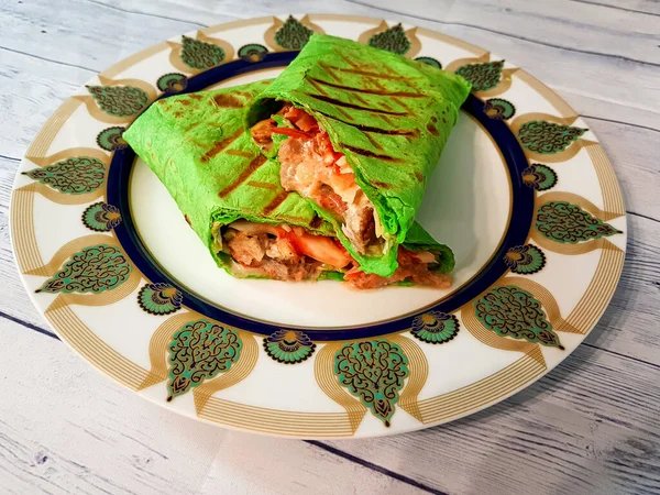 Beyaz ahşap arka planda hafif atıştırmalıklar. Sebzeli tortilla rulosu ve ızgara et. Shawarma.