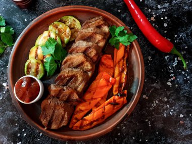 Kabak ve biberli ızgara sığır dili..