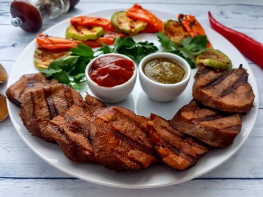 Kabak ve biberli ızgara sığır dili..