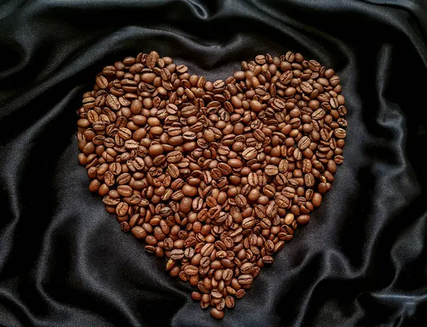 Ziarna kawy w kształcie serca. Uwielbiam kawę. Walentynki. — Zdjęcie stockowe