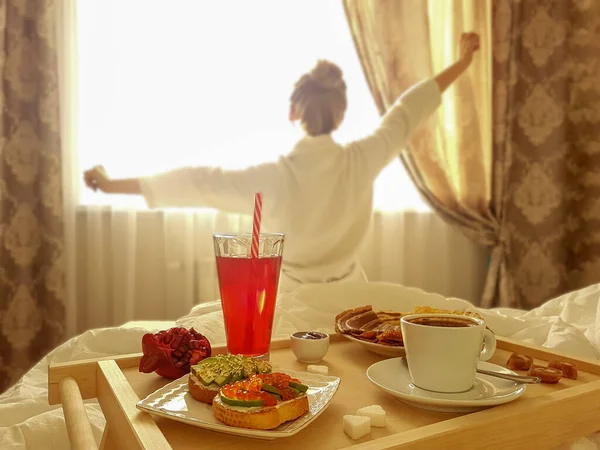 Manhã acordar menina, café da manhã na cama . — Fotografia de Stock