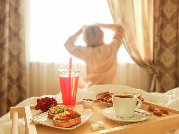 Manhã acordar menina, café da manhã na cama . — Fotografia de Stock