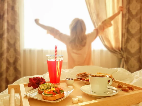 朝起きて女の子ベッドで朝食. — ストック写真