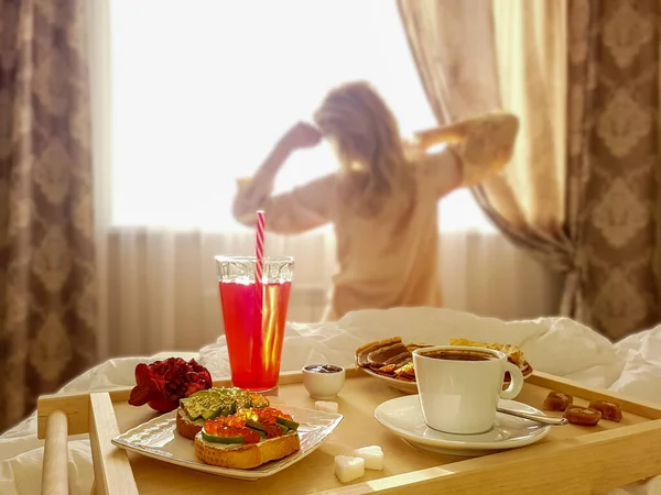 Ochtend wakker worden meisje, ontbijt op bed. — Stockfoto