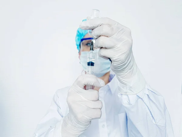Lékař drží vakcínu s injekční stříkačkou v rukavicích. Očkování. Injekce proti nemocem. Lékařský koncept. — Stock fotografie