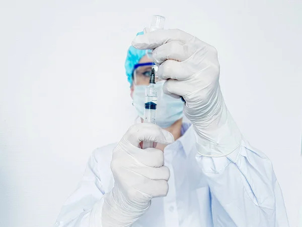 Der Arzt hält einen Impfstoff mit einer Spritze in Handschuhen. Impfungen. Spritzen gegen Krankheiten. medizinisches Konzept. — Stockfoto