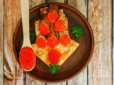 Kırmızı havyarlı gözleme. Rus geleneksel yemeği.