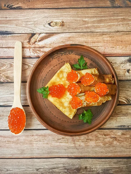 Panquecas com caviar vermelho. Prato tradicional russo . — Fotografia de Stock