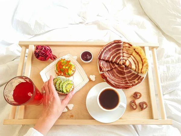 目覚めの朝だ女の子のための白いベッドでゆっくりと自家製の朝食. — ストック写真