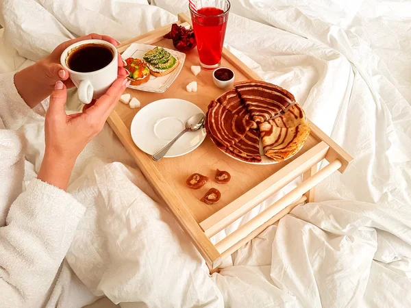 目覚めの朝だ女の子のための白いベッドでゆっくりと自家製の朝食. — ストック写真