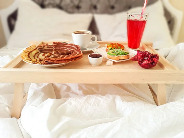 Tasty homemade breakfast in a white bed in the bedroom. — 스톡 사진