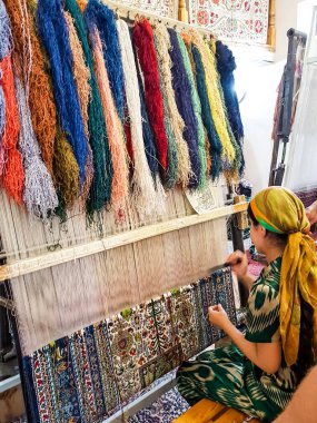 El yapımı halılar. Özbekistan 'da ipek halı üretimi.