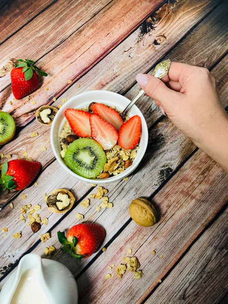 Sağlıklı beslenme. Yoğurtlu, kivili, çilekli ve fındıklı nefis granola kahvaltısı..