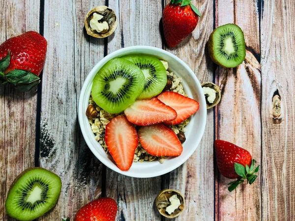 Sağlıklı beslenme. Yoğurtlu, kivili, çilekli ve fındıklı nefis granola kahvaltısı..