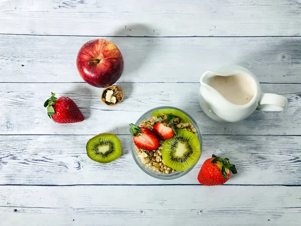 Sağlıklı beslenme. Yoğurtlu, kivili, çilekli ve fındıklı nefis granola kahvaltısı..