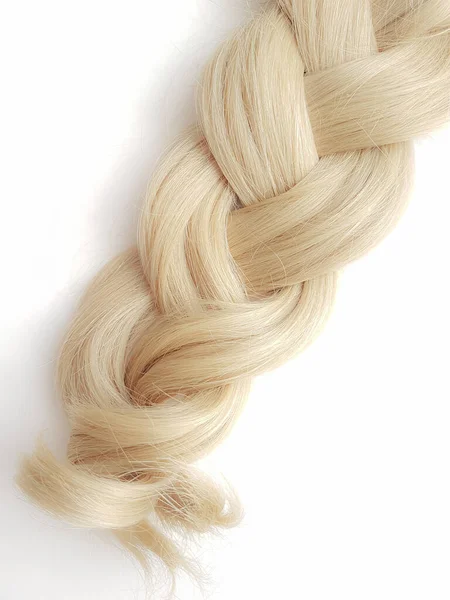 Lockar av naturliga blont hår på en vit bakgrund. — Stockfoto